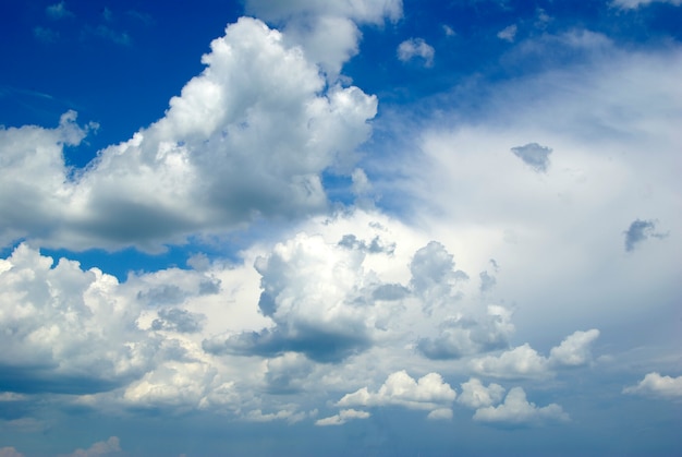 Fondo de cielo azul con nubes diminutas