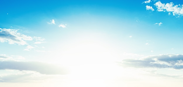 Fondo de cielo azul con nubes y espacio de copia. Bandera.