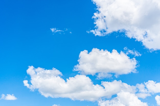 Fondo de cielo azul con nubes, espacio de copia de texto.