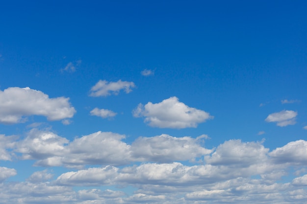 Foto fondo del cielo azul con las nubes y el espacio de la copia.