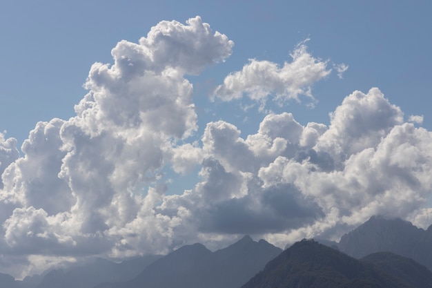 Fondo de cielo azul y nubes esponjosas