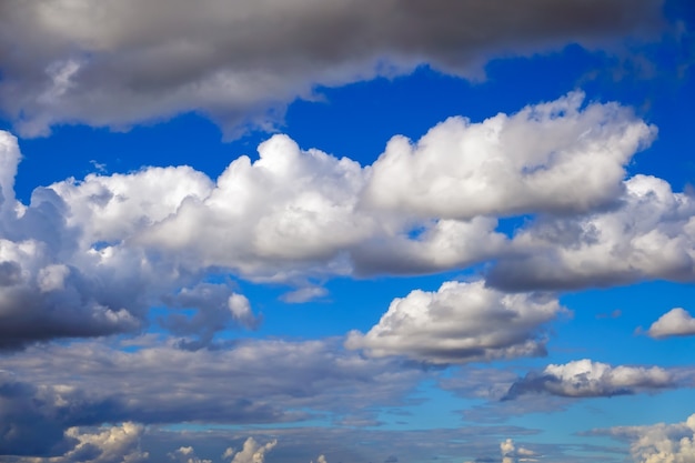 Fondo de cielo azul con nubes esponjosas