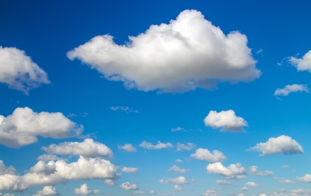 Foto fondo de cielo azul con nubes esponjosas