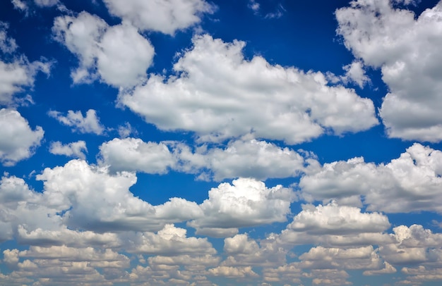 Fondo de cielo azul con nubes esponjosas