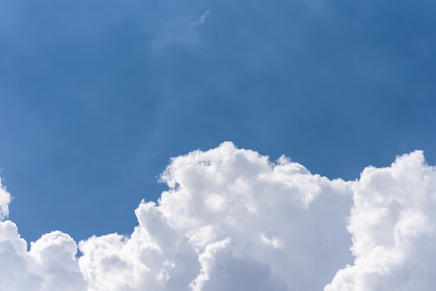 Fondo de cielo azul con nubes esponjosas