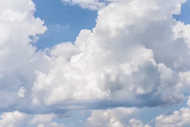 Fondo de cielo azul con nubes esponjosas