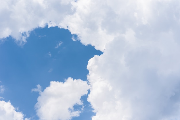 Fondo de cielo azul con nubes esponjosas