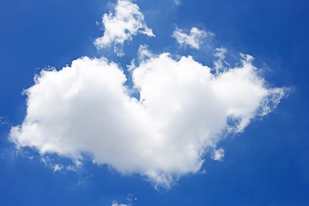 Fondo de cielo azul con nubes en forma de corazón. Copia espacio