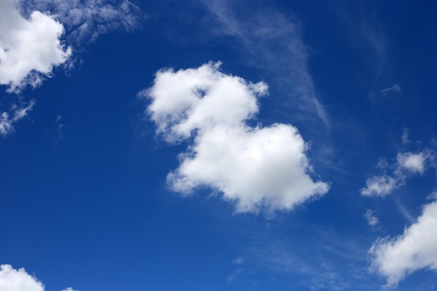 Fondo de cielo azul con nubes en forma de espacio de copia de dinosaurio