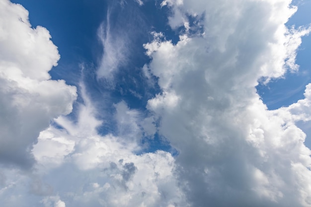 Fondo de cielo azul con nubes. Hermosa naturaleza