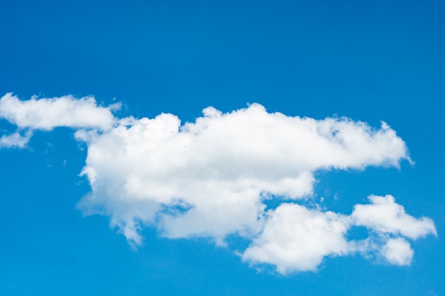 Fondo de cielo azul con nubes hermosas