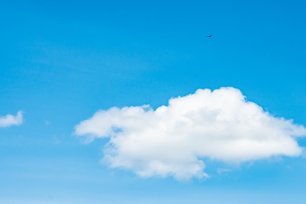 Fondo de cielo azul con nubes hermosas