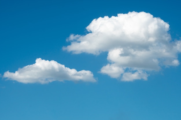 Fondo de cielo azul con nubes hermosas