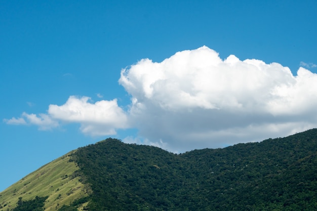 Fondo de cielo azul con nubes hermosas