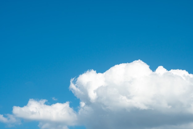 Fondo de cielo azul con nubes hermosas