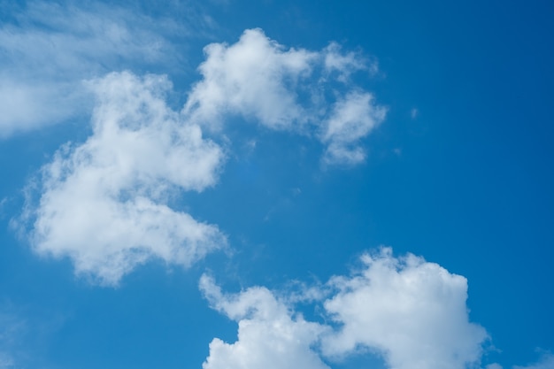 Fondo de cielo azul con nubes - mago