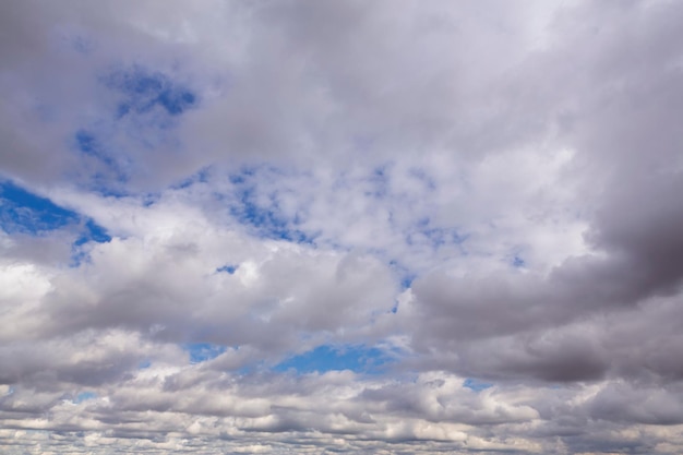 Fondo de cielo azul con nubes en movimiento..