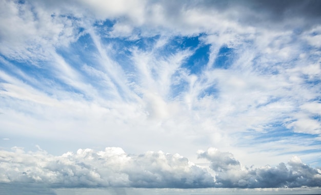 Foto fondo de cielo azul con nubes nubes viscosas en un cielo azul