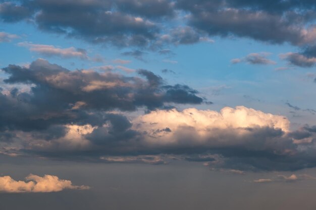 Fondo de cielo azul con nubes onduladas rizadas esponjosas por la noche Buen clima ventoso