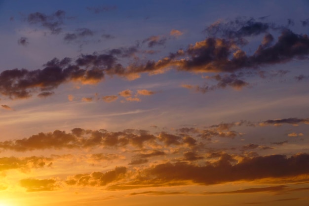 Fondo de cielo azul de nubes durante la puesta de sol