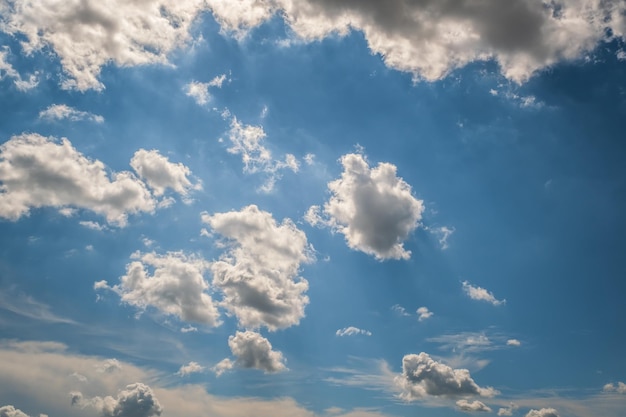 El fondo del cielo azul con nubes de rayas blancas en el cielo y el infinito puede usarse para reemplazar el cielo