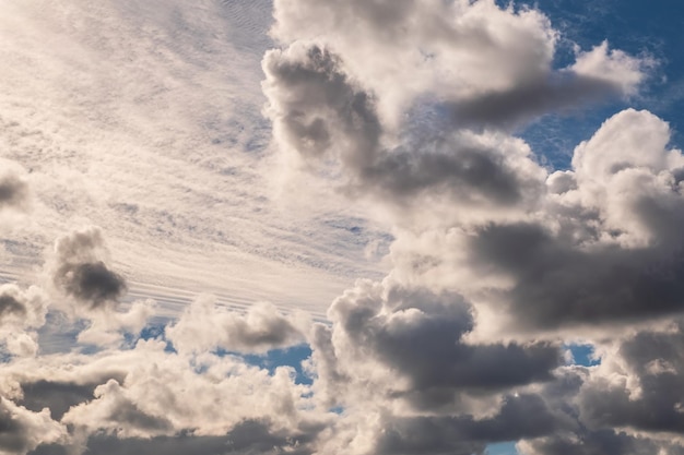 El fondo del cielo azul con nubes de rayas blancas en el cielo y el infinito puede usarse para reemplazar el cielo