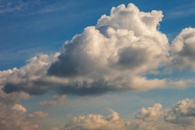 El fondo del cielo azul con nubes de rayas blancas en el cielo y el panorama del cielo azul infinito pueden usarse para reemplazar el cielo