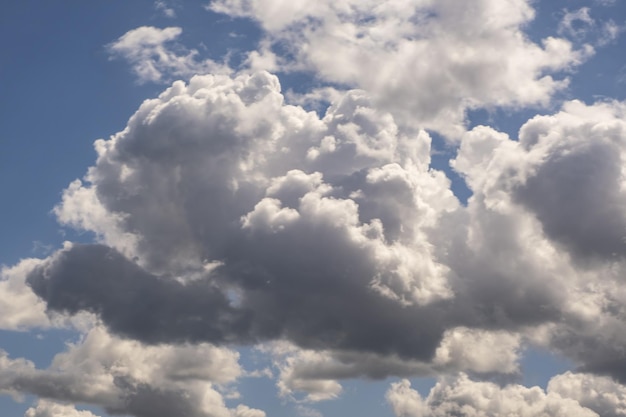 Fondo de cielo azul con nubes de rayas blancas Día de limpieza y buen tiempo ventoso