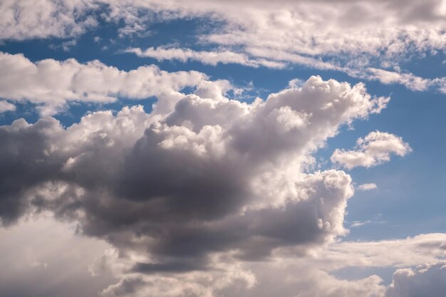 Fondo de cielo azul con nubes de rayas blancas El panorama de cielo azul puede usarse para reemplazar el cielo