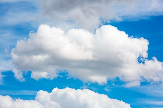 Fondo de cielo azul con nubes, ver la naturaleza.