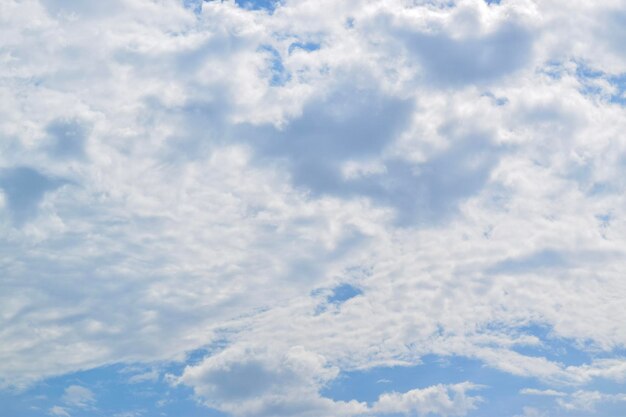 Fondo de cielo azul con nubes 