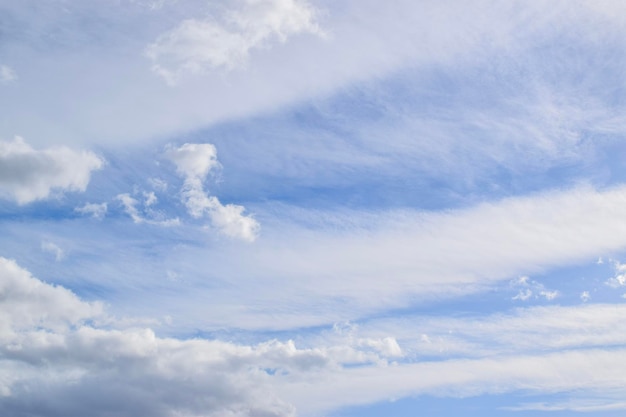 Fondo de cielo azul con nubes 