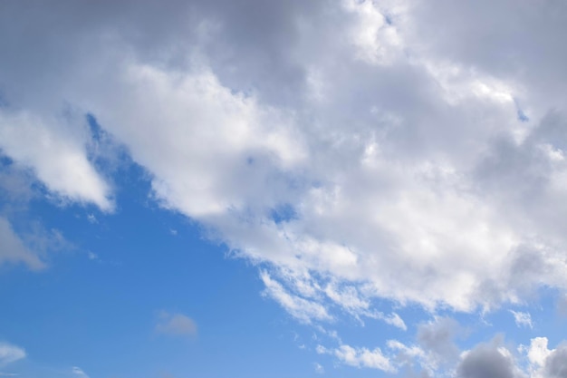 Fondo de cielo azul con nubes 