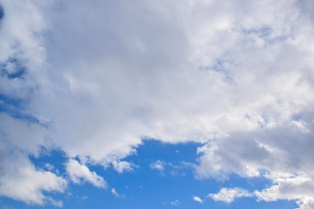 Fondo de cielo azul con nubes 