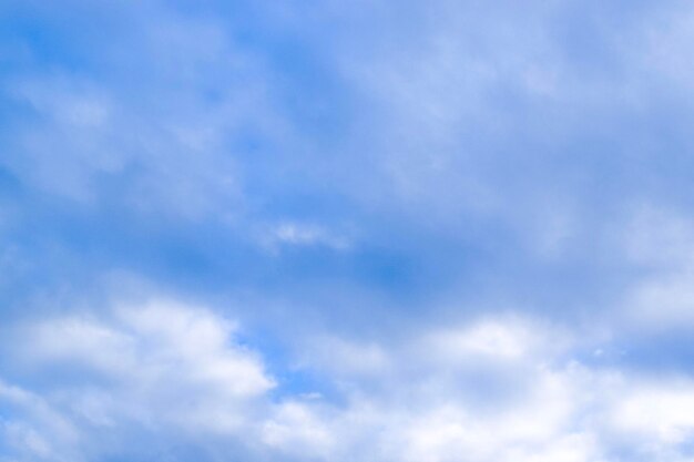 Fondo de cielo azul con nubes 