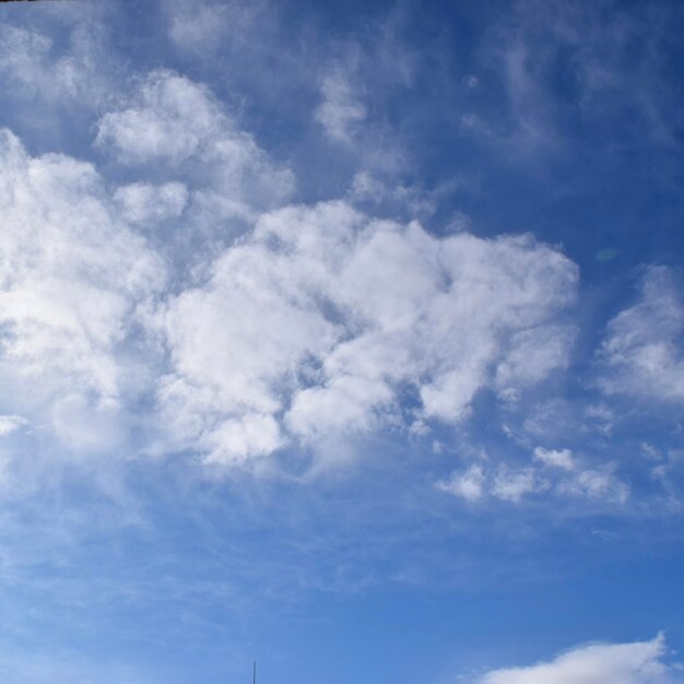 Fondo de cielo azul con nubes 