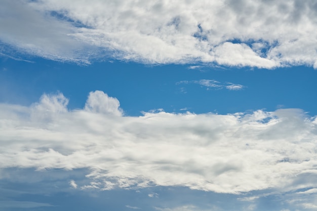 Fondo de cielo azul y nubes