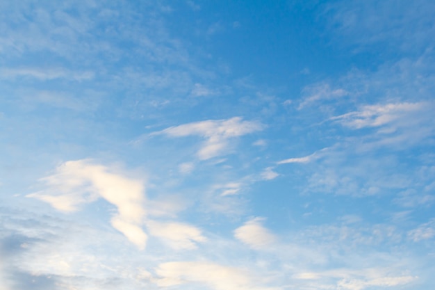 Fondo de cielo azul con nubes