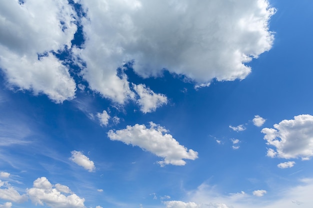 Fondo de cielo azul con nubes 