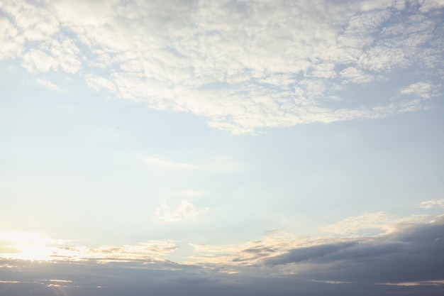 Fondo de cielo azul con nubes 