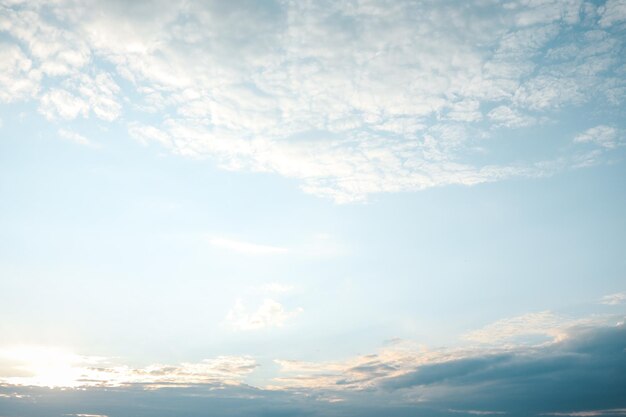 Fondo de cielo azul con nubes 