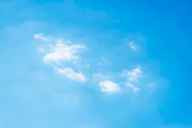 Fondo de cielo azul y nubes