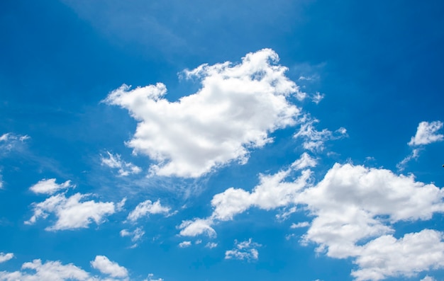 Fondo de cielo azul y nubes