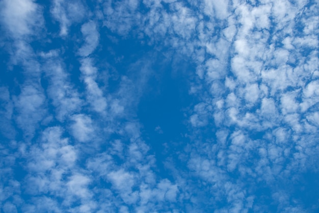 Fondo de cielo azul con nubes.