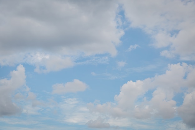 Fondo de cielo azul y nubes