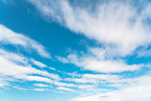 Fondo de cielo azul con nubes