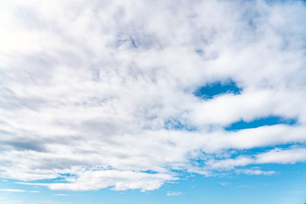 Fondo de cielo azul con nubes