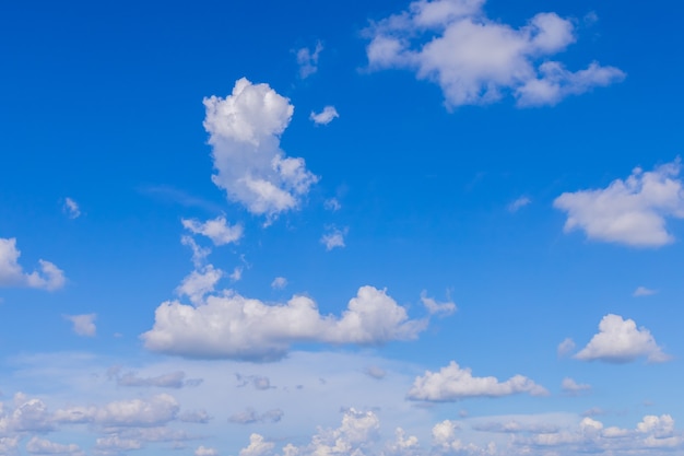 Fondo de cielo azul con nubes