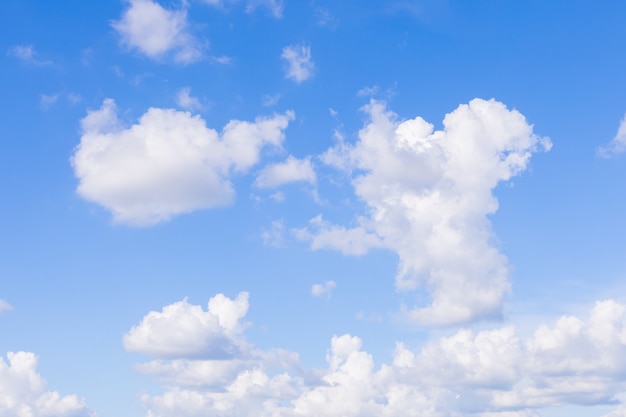 Fondo de cielo azul con nubes