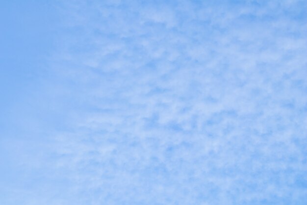 Fondo de cielo azul con nubes